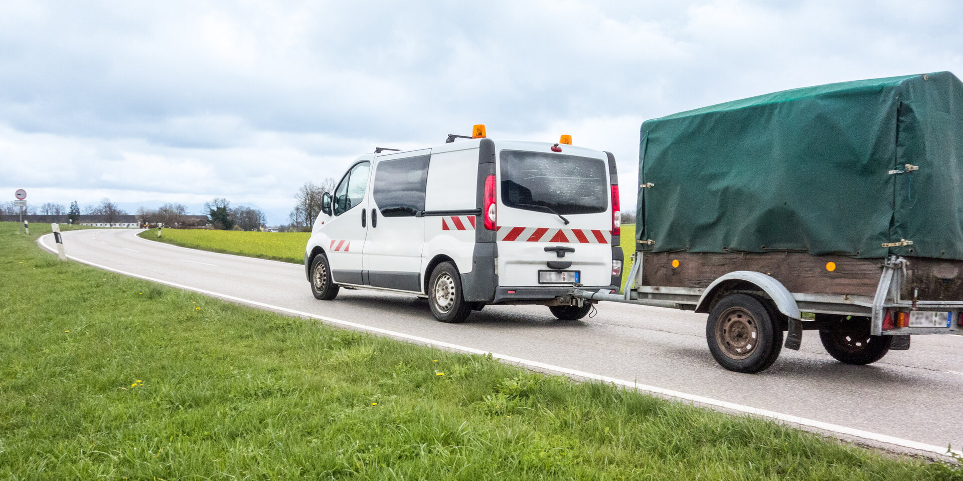 Busje met aanhanger onderweg