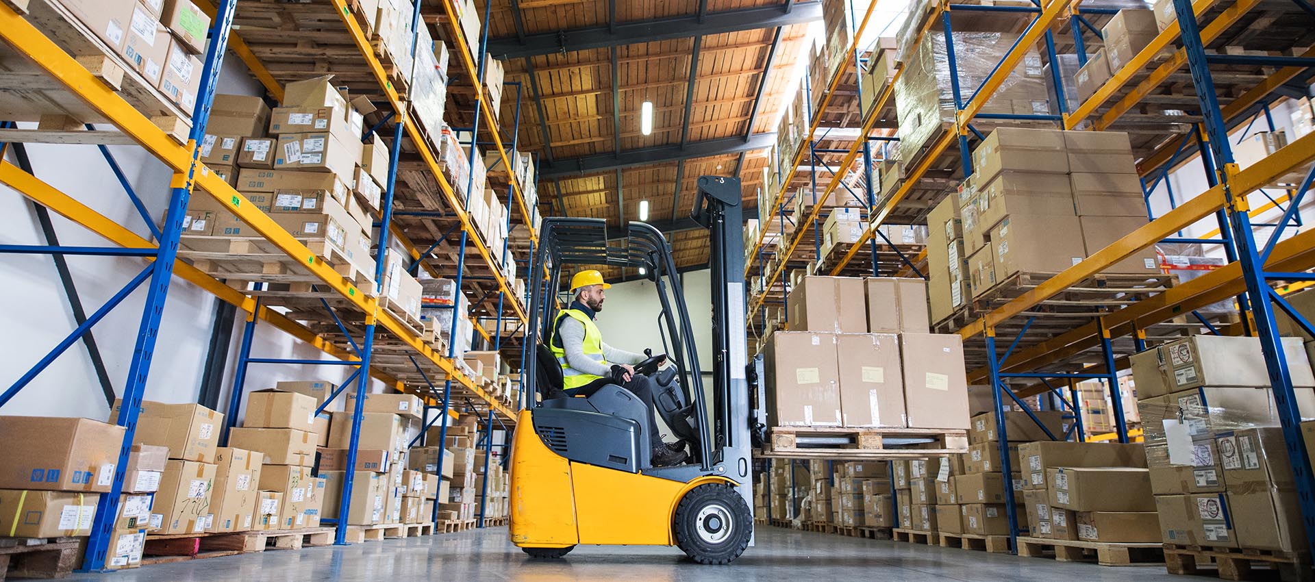 Reachtruck bestuurder aan het werk