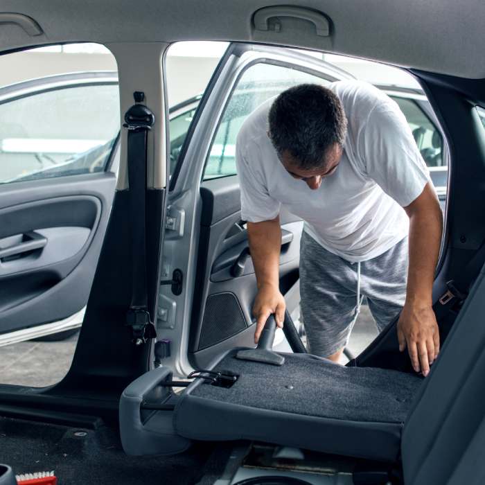 auto cleaner aan het werk