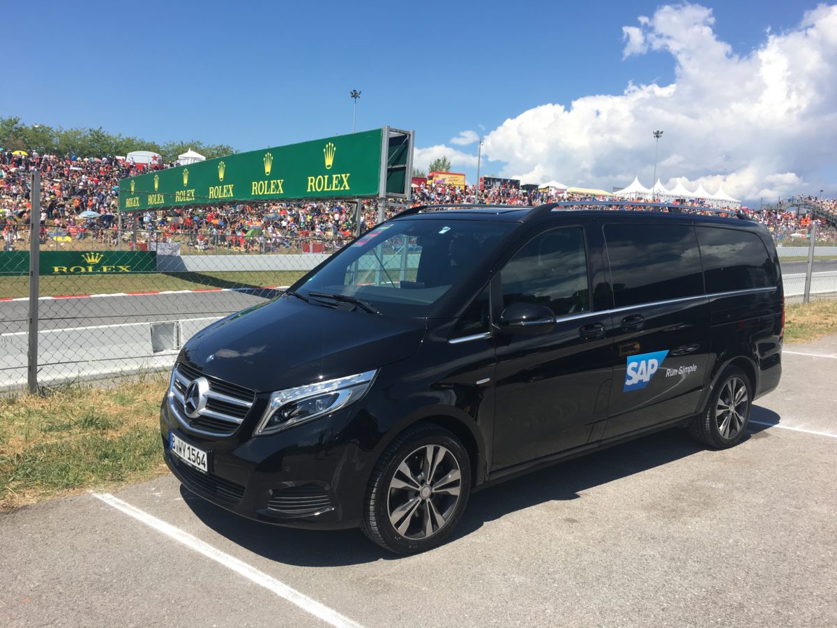 Mercedes bus langs racebaan